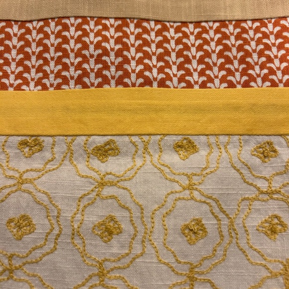 Beautiful table runner - Picture 3 of 3